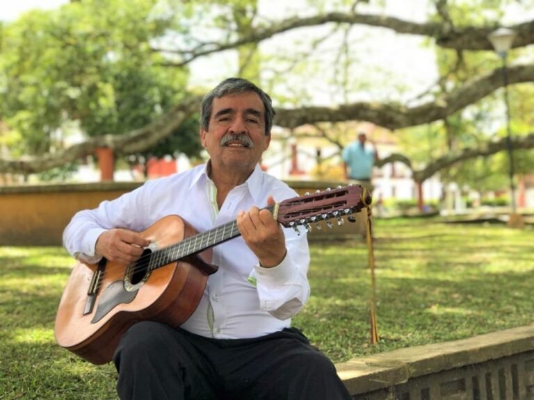 Pedro Nel Martínez, un homenaje a sus 60 años de rasgar tiple